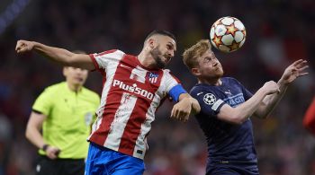 Equipe inglesa irá enfrentar o Real Madrid na próxima fase da competição; Liverpool empatou com Benfica e também passou