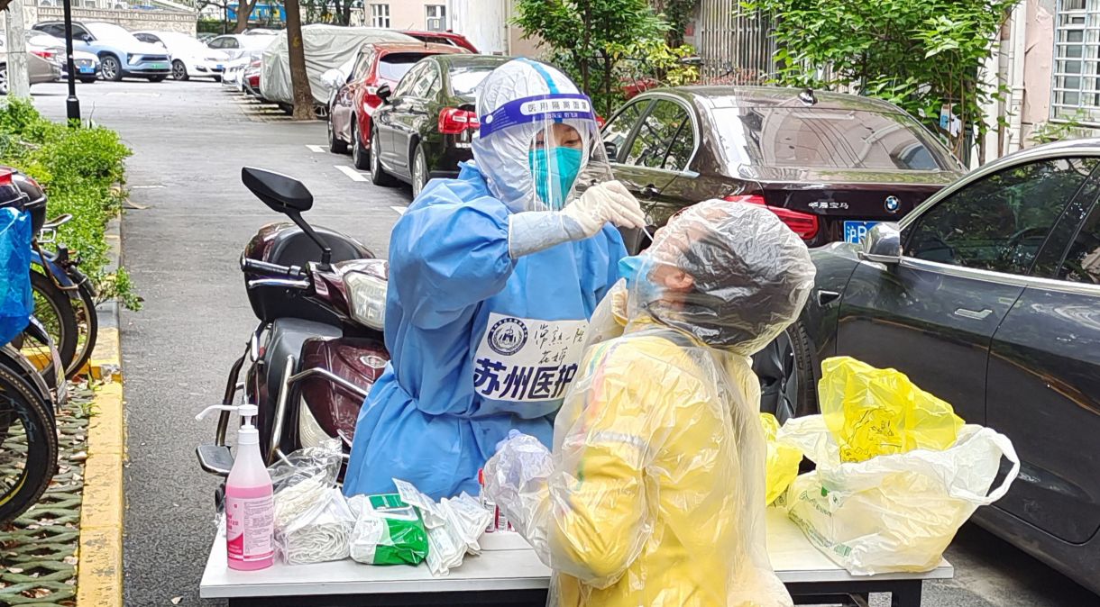 Enfermeira em Suzhou, província de Xangai, realiza testagem em morador durante novo lockdown por conta do coronavírus