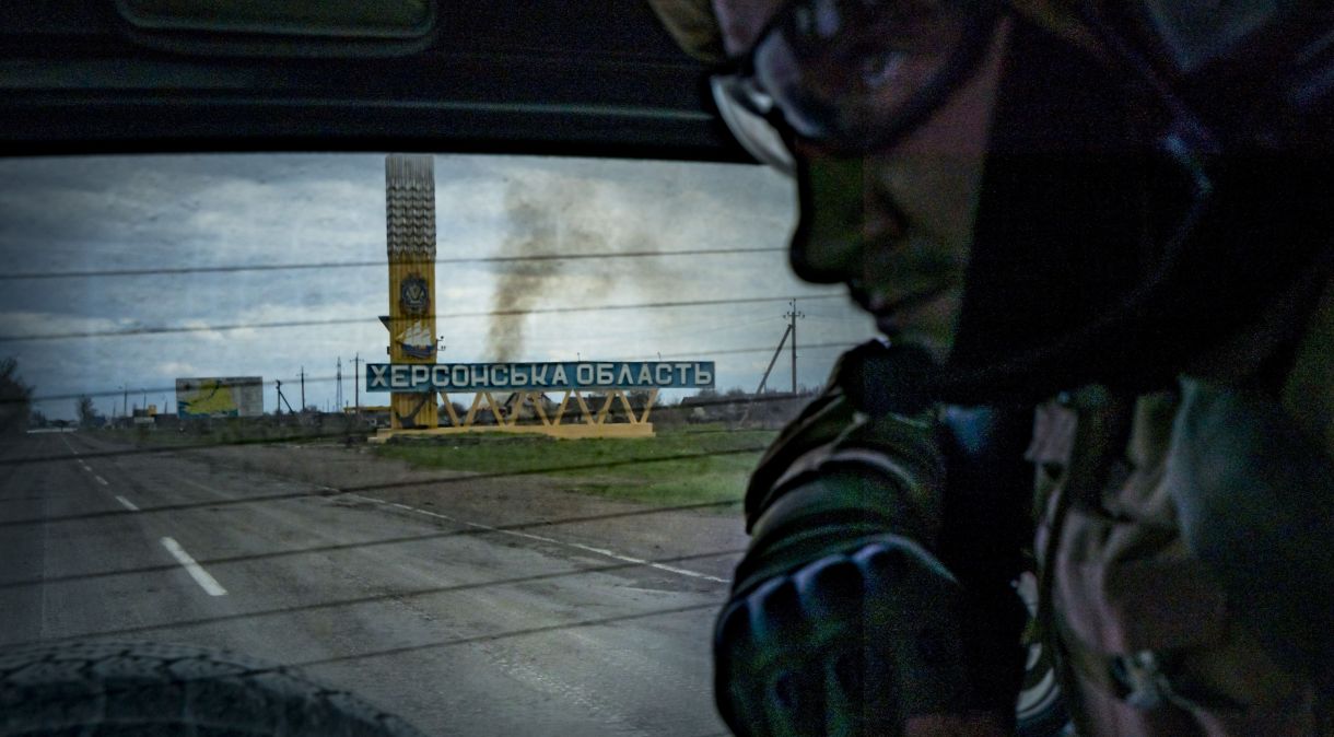 Soldado ucraniano na fronteira entre Mykolaiv e Kherson, ocupada por russos