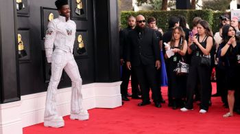 O tapete vermelho ficou rosa com os maiores nomes da música desfilando cores fluorescentes, acessórios divertidos e muito drama nesta 64º Grammy Awards, em Las Vegas