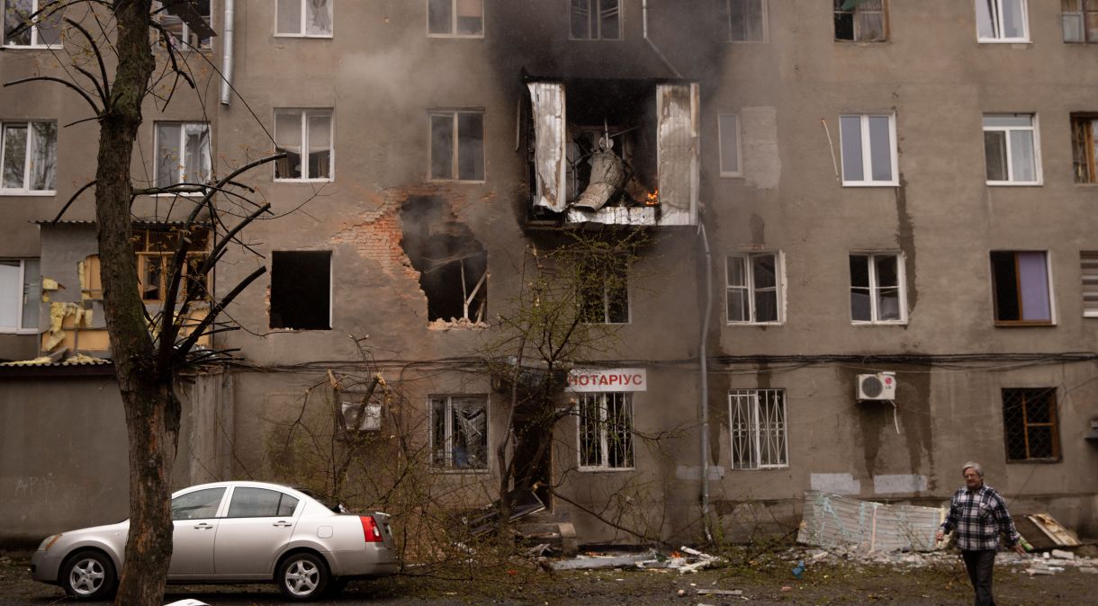 Prédio residencial dstruído em Kharkiv