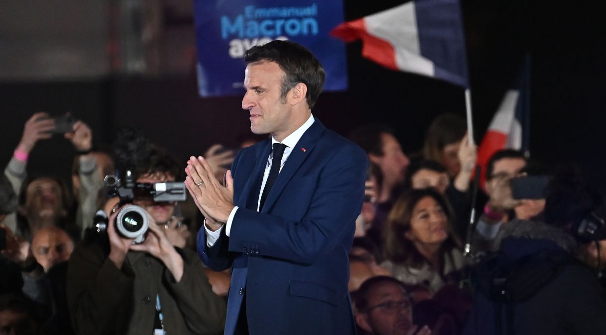 Presidente da França, Emmanuel Macron cumprimenta eleitores após vitória no segundo turno