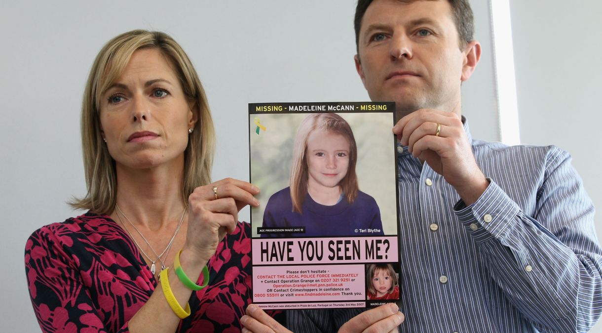Kate e Gerry McCann seguram uma imagem policial de sua filha durante uma entrevista coletiva para marcar o 5º aniversário do desaparecimento de Madeleine McCann, em 2 de maio de 2012 em Londres, Inglaterra.