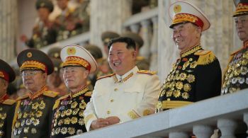 Celebrando o 90º aniversário de suas Forças Armadas, regime de Kim Jong Un exibe mísseis balísticos intercontinentais (ICBMs) e outras armas