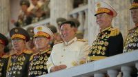 Em desfile militar comemorativo, Coreia do Norte promete ampliar arsenal nuclear