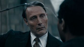 Mads Mikkelsen é o vilão Gellert Grindelwald, que quer travar uma guerra contra os trouxas em "Os Segredos de Dumbledore"