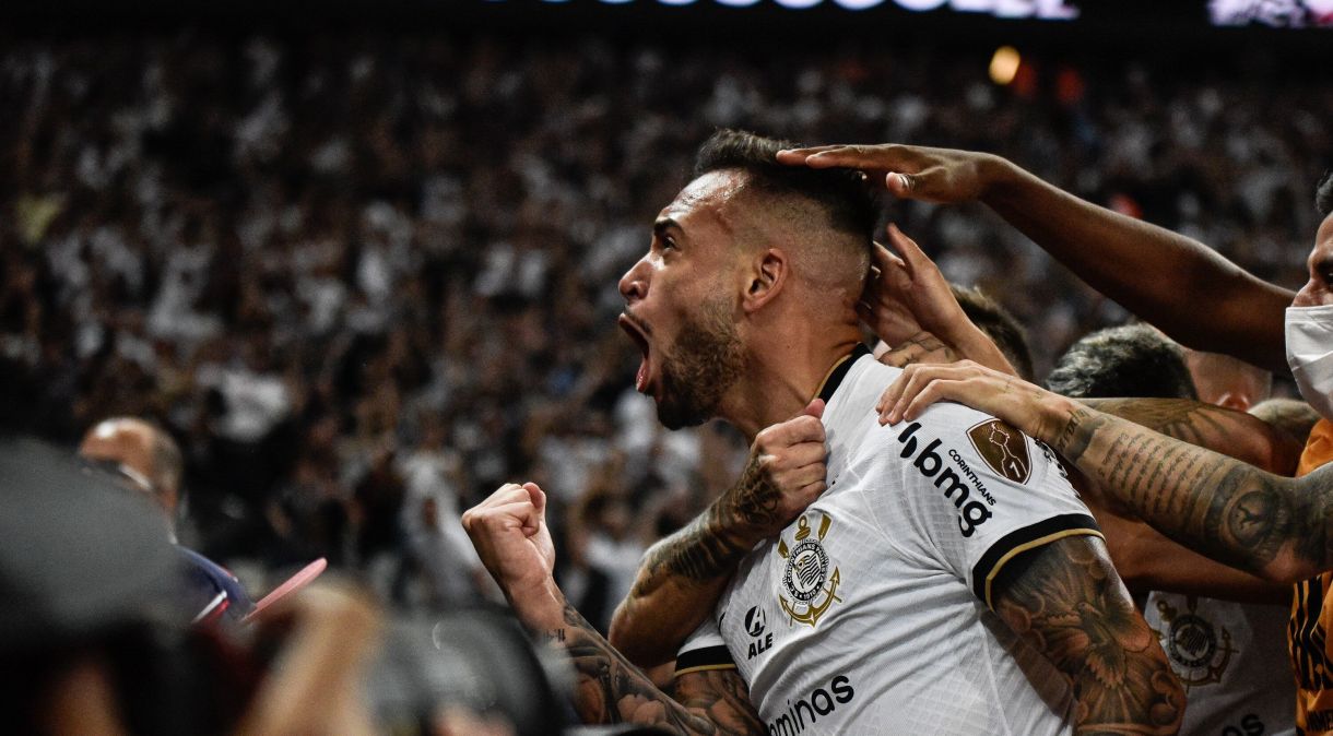 Maycon, do Corinthians, comemora após marcar gol durante partida contra o Boca Juniors