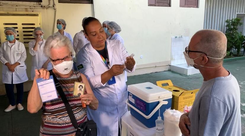 Aposentada Isabel da Costa sendo vacinada contra gripe
