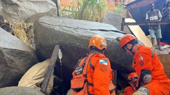 Morador ficou preso aos escombros e foi resgatado pelo Corpo de Bombeiros