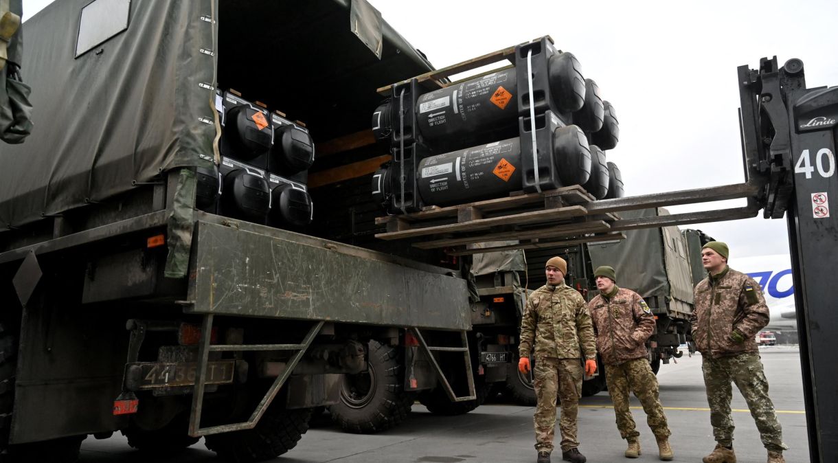 Militares ucranianos carregam um caminhão com mísseis Javelin anti-tanque