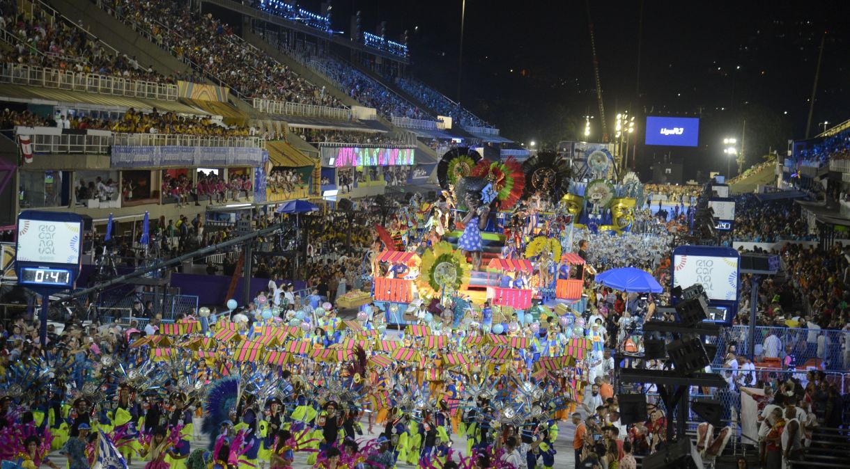Desfile da escola de samba "Em Cima da Hora" no Carnaval carioca