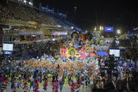 Menina de 11 anos tem perna amputada após acidente no Carnaval do Rio