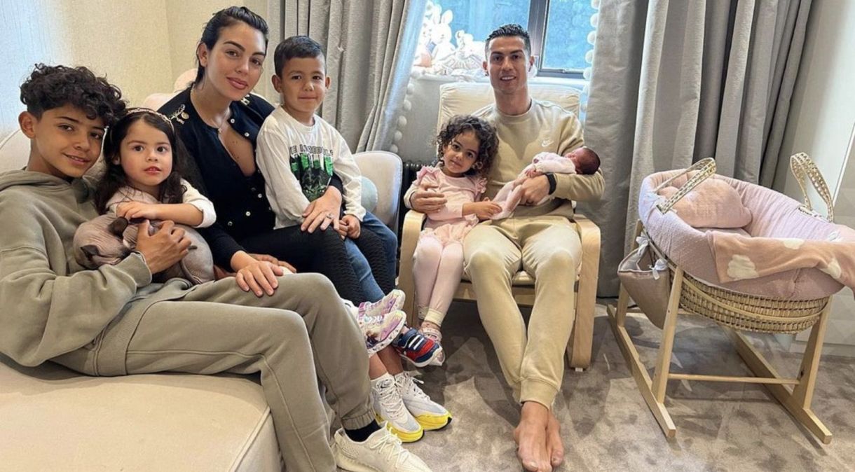 Cristiano Ronaldo e sua família retornam para casa após nascimento da filha e perda de filho