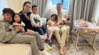 Cristiano Ronaldo volta para casa com filha recém-nascida após a morte de seu irmão gêmeo