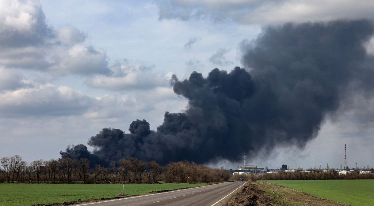 Fumaça sobe da refinaria de petróleo em Lysychansk, a cerca de 120 km ao norte de Donetsk, Ucrânia, em 16 de abril