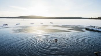 Pular em um buraco cortado no gelo do mar ou em um lago durante o inverno é uma atividade cotidiana na Finlândia