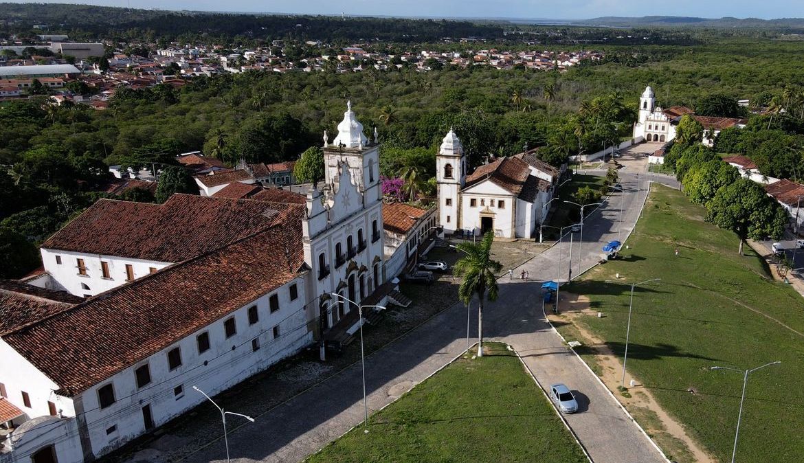 Igreja Matriz dos Santos Cosme e Damião, considerada a mais antiga em funcionamento no Brasil, foi reaberta esta semana, depois de dois anos em obras de restauração.