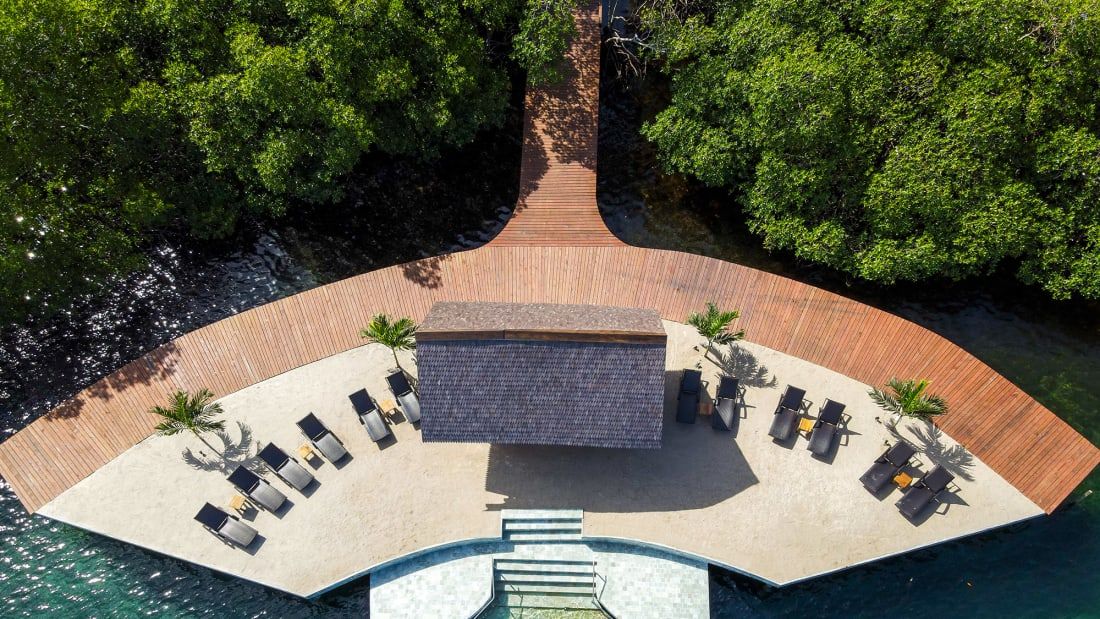 Praia artificial construída em resort no Panamá