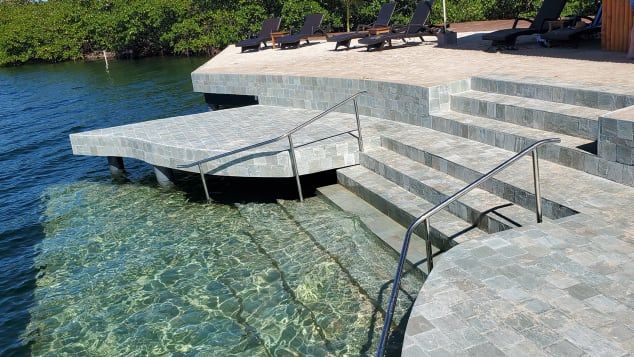 Escada em quartzo verde dá acesso à água