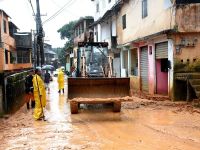 Chuvas na região de Angra dos Reis (RJ) provocam queda de barreiras em rodovia