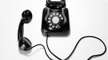 Iniciativa incentiva pessoas a fazerem chamadas telefônicas com russos para levar informações sobre conflito com a Ucrânia