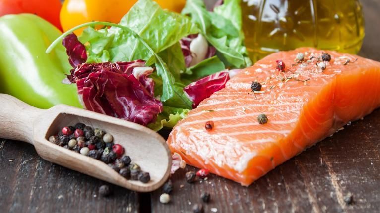 Peixes oleosos, como o salmão, são obrigatórios na dieta mediterrânea