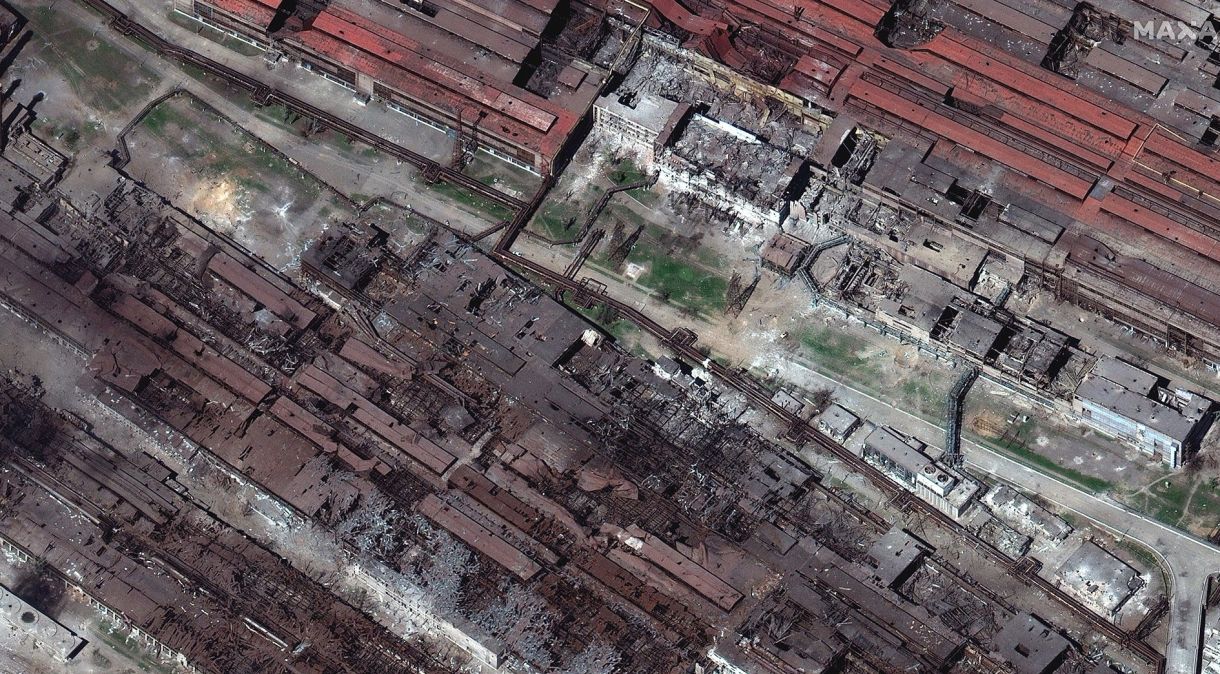 Usina de aço em Mariupol teve telhados totalmente destruídos