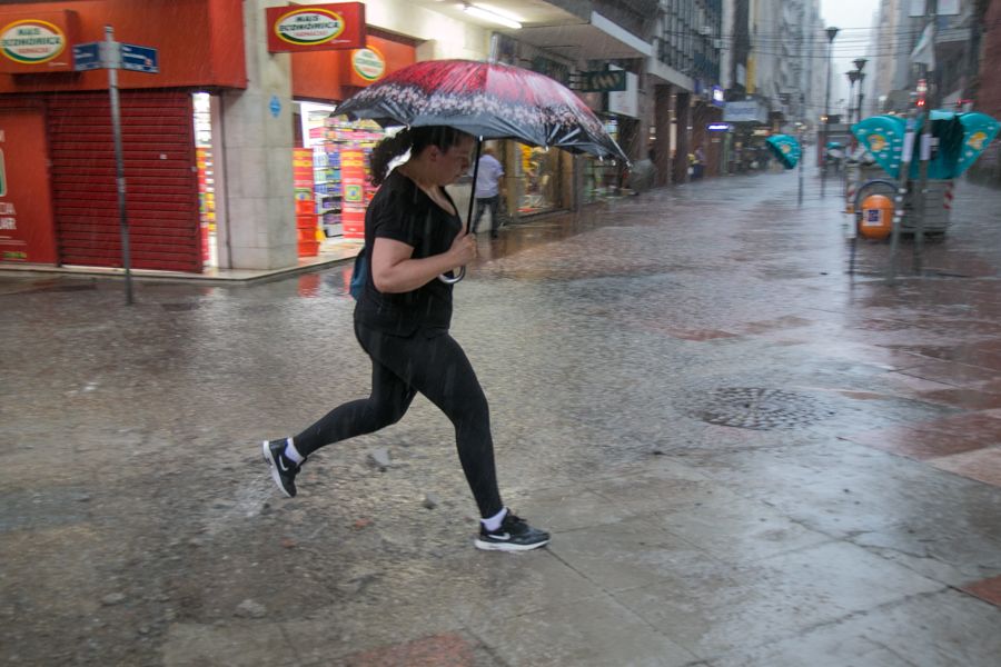 Mulher durante chuva em Porto Alegre. Imagem de arquivo