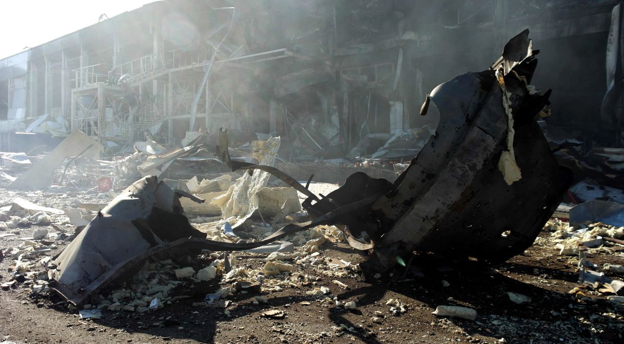 Local de shopping center destruído durante invasão da Ucrânia pela Rússia na cidade ucraniana de Odessa.