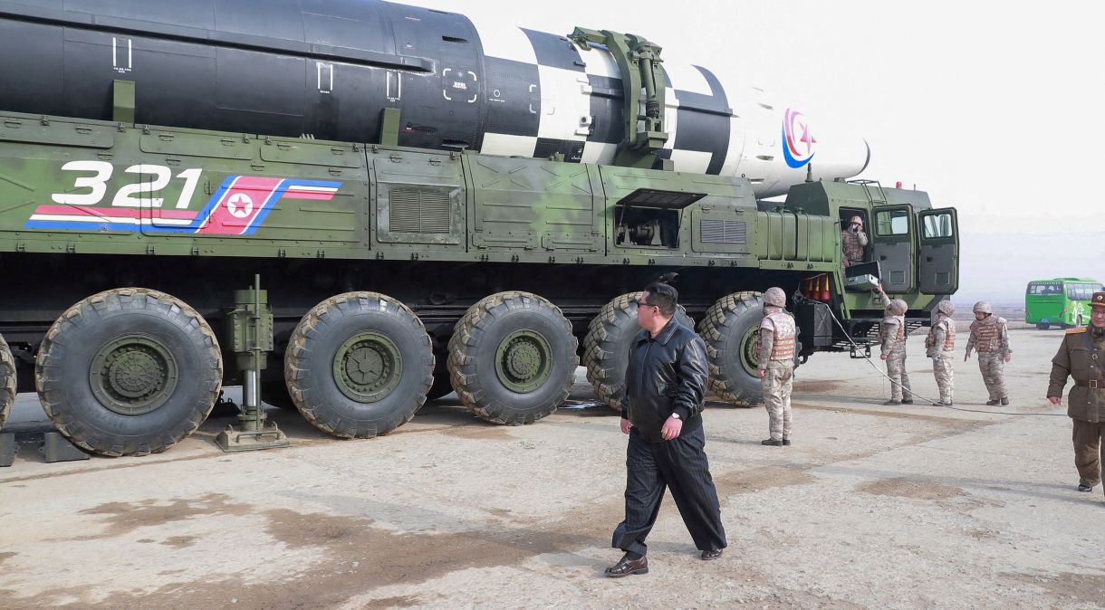 Líder da Coreia do Norte, Kim Jong Un, caminha ao lado do que, segundo a mídia estatal, é um míssil balístico intercontinental em seu veículo lançador25/03/2022