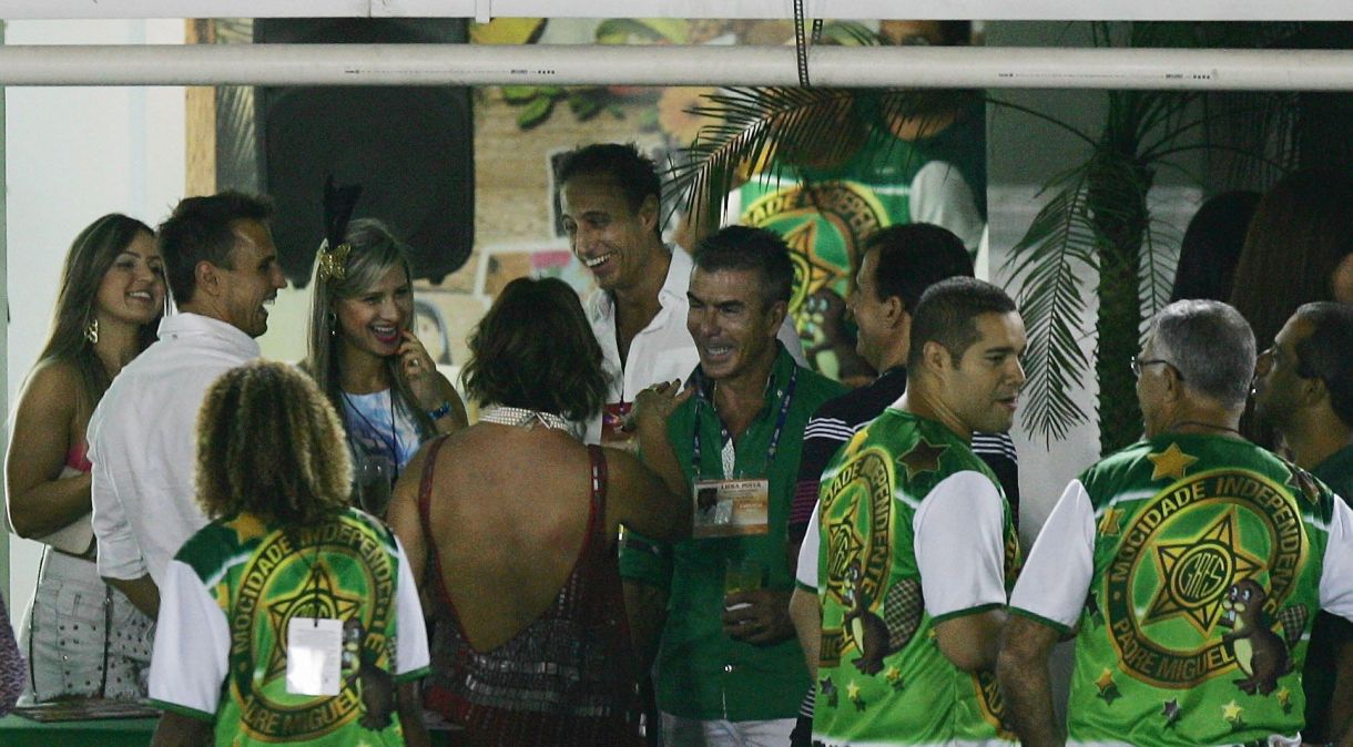 Rogério de Andrade (camisa verde inteira) (c) no camarote da Mocidade Independente de Padre Miguel, durante desfile das escolas de samba na Marquês de Sapucaí (Sambódromo), no Centro do Rio de Janeiro.