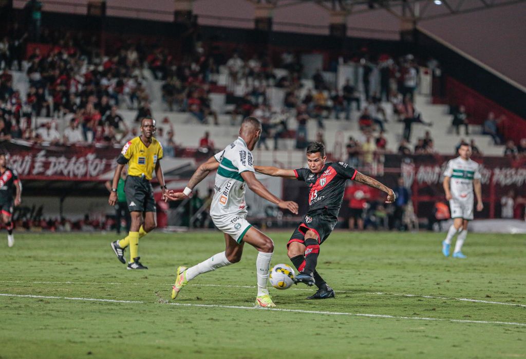 Na estreia do técnico Jorginho, o Atlético-GO ganhou a primeira no Brasileirão