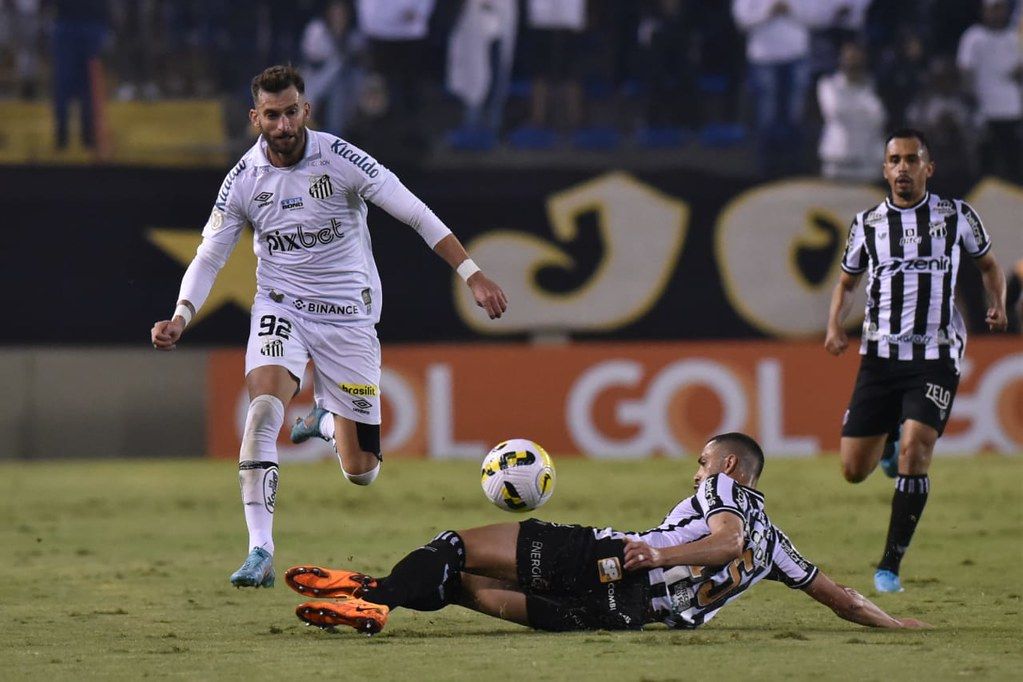 Atacante Léo Baptistão, do Santos, passou em branco contra o Ceará neste sábado (21); partida terminou sem gols