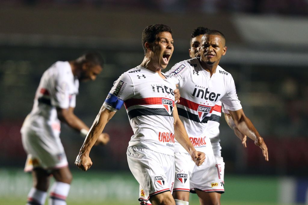 Aos 36 anos, Hernanes anuncia aposentadoria; na imagem, de 2017, meio-campista comemora gol marcado contra a Ponte Preta