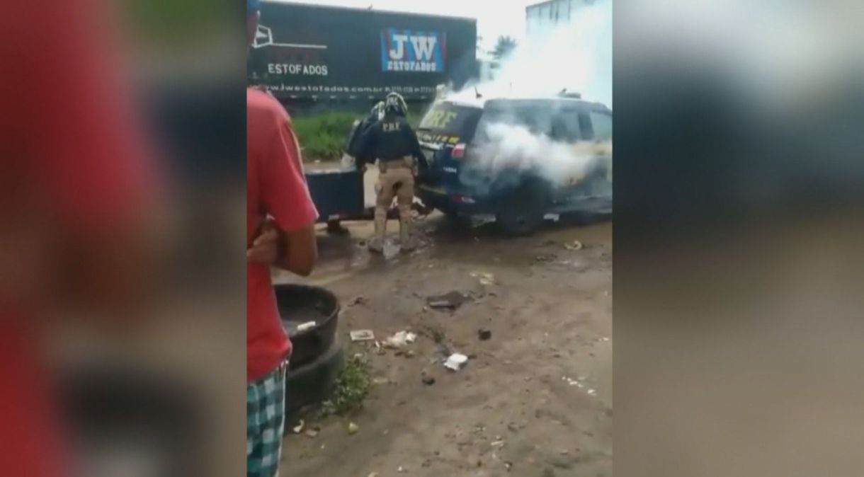 Homem de 38 morreu após abordagem da Polícia Rodoviária Federal em Sergipe; imagens postadas nas redes sociais mostram que os agentes o mantiveram no interior de veículo tomado por fumaça