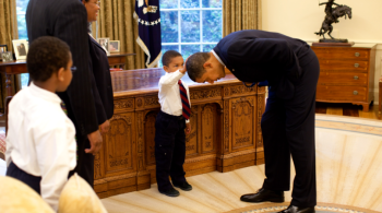 Imagem foi feita em 2009 na Casa Branca; Obama comemorou formatura de Jacob Philadelphia no ensino médio