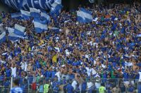 Briga de torcedores interrompe jogo entre Cruzeiro e Grêmio por duas vezes