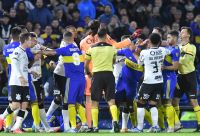 Torcedor do Boca Juniors é flagrado fazendo gestos racistas à torcida do Corinthians