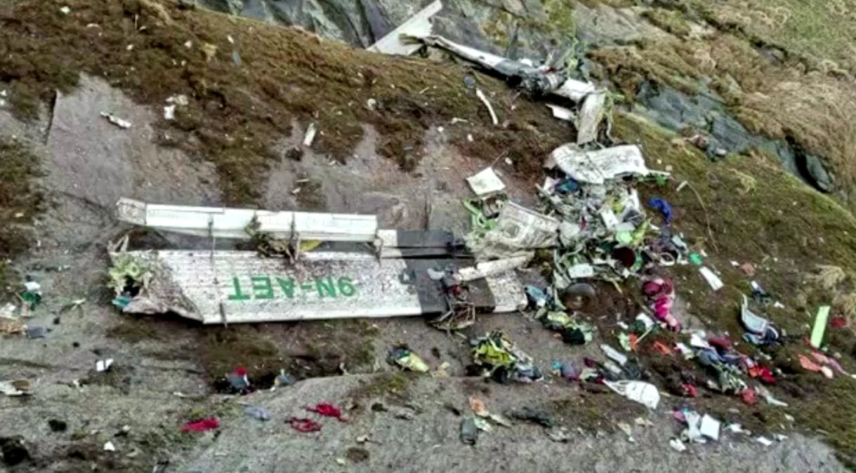 Destroços do avião que caiu no Nepal neste domingo (29).