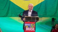 Em busca de votos conservadores, Lula modera discurso e troca vermelho pelo verde e amarelo