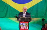 Em busca de votos conservadores, Lula modera discurso e troca vermelho pelo verde e amarelo