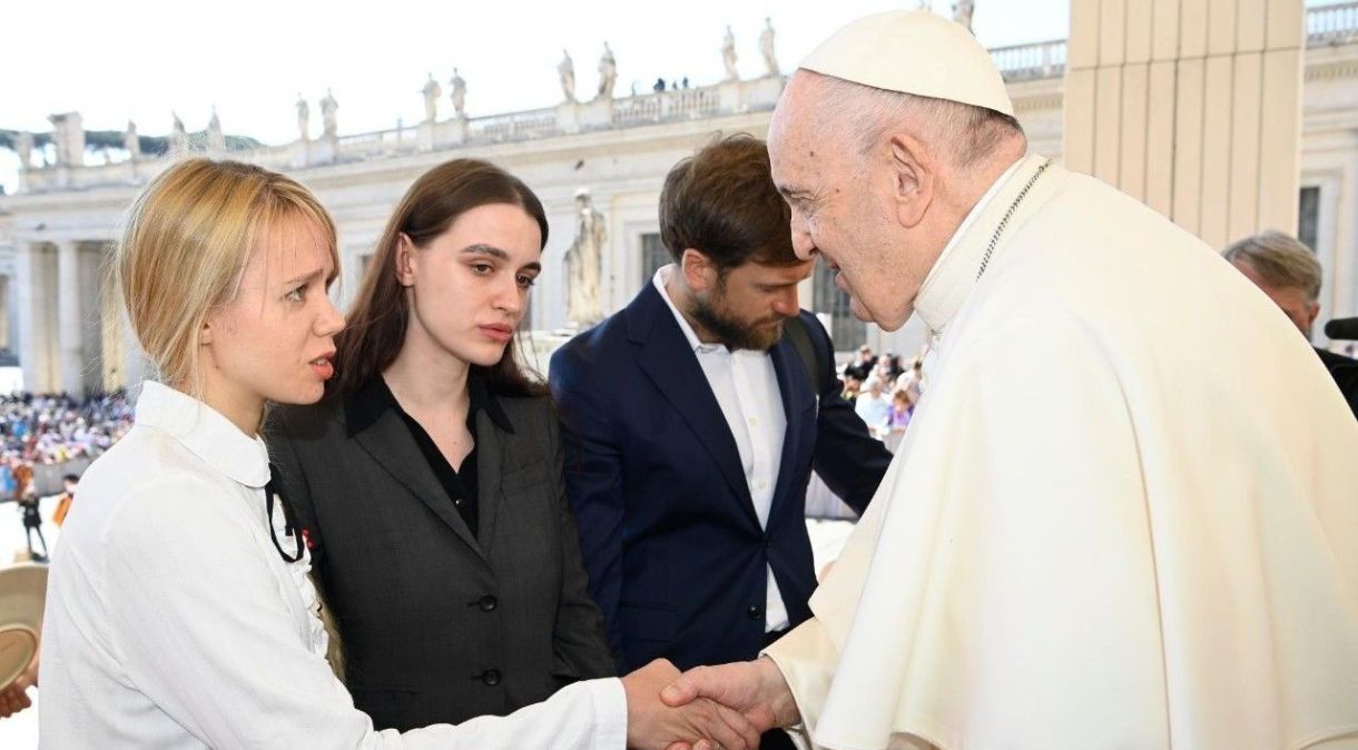 Papa Francisco encontra esposas de soldados ucranianos que estão escondidos na usina de Azovstal, em Mariupol, na Ucrânia