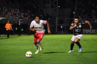 Corinthians derruba último invicto e lidera o Brasileiro; Santos sobe para 2º