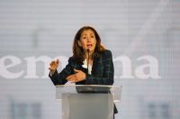 Ex-refém das Farc, Ingrid Betancourt retira candidatura presidencial na Colômbia