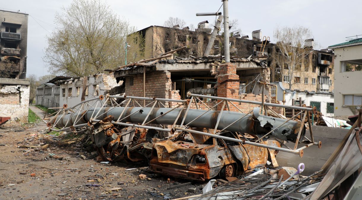 Carros destruídos na cidade ucraniana de Bododianka, que foi ocupada e atacada por russos no curso da guerra na Ucrânia