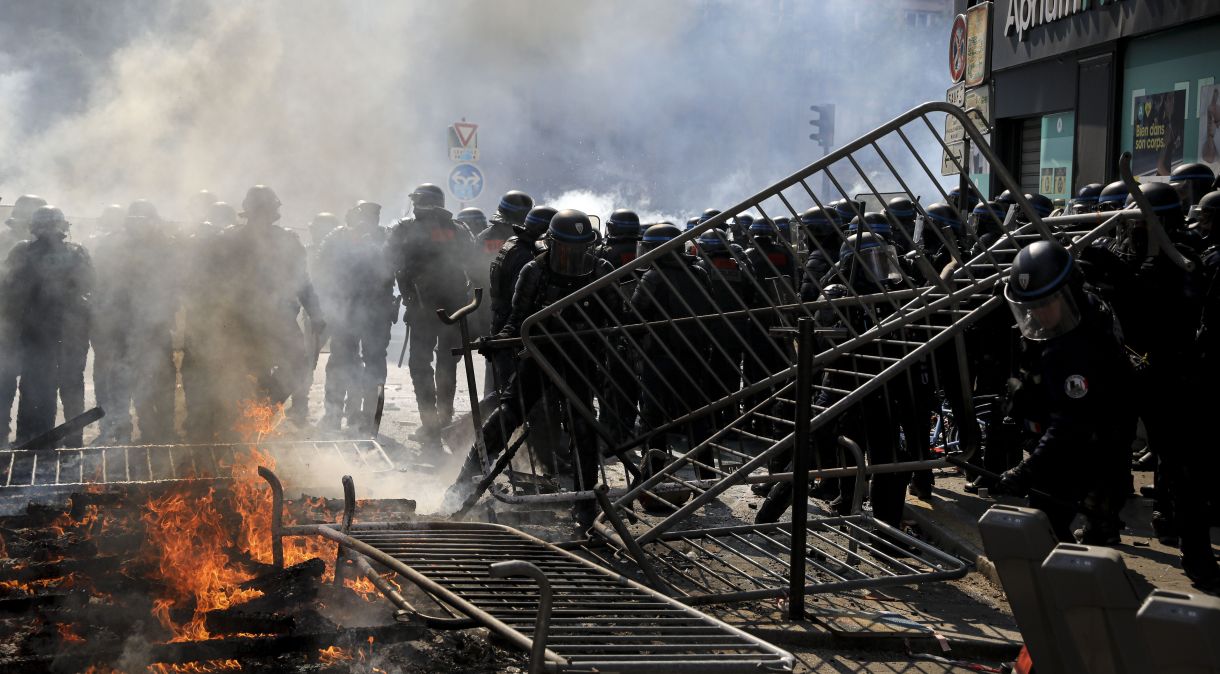 Forças policiais de choque francesas tomam medidas de segurança durante o comício anual do Dia do Trabalho em Paris, França, em 1º de maio de 2022