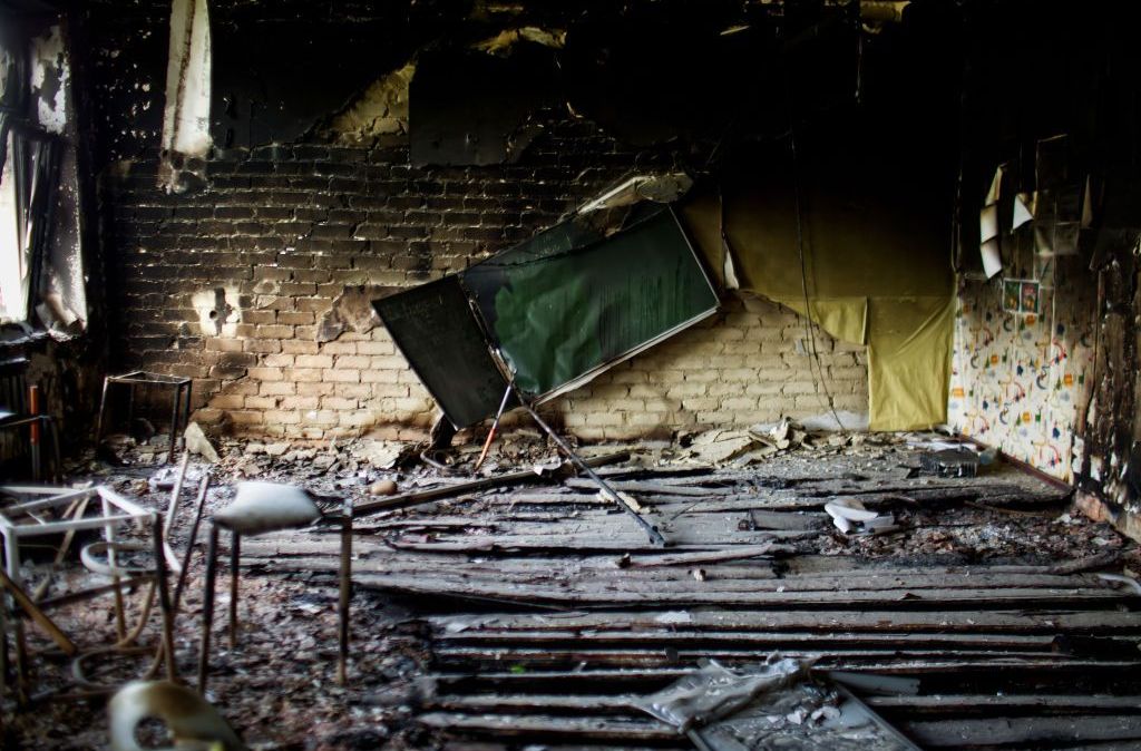 Escola destruída na região de Vil'khvka, na Ucrânia, em 13 de maior de 2022