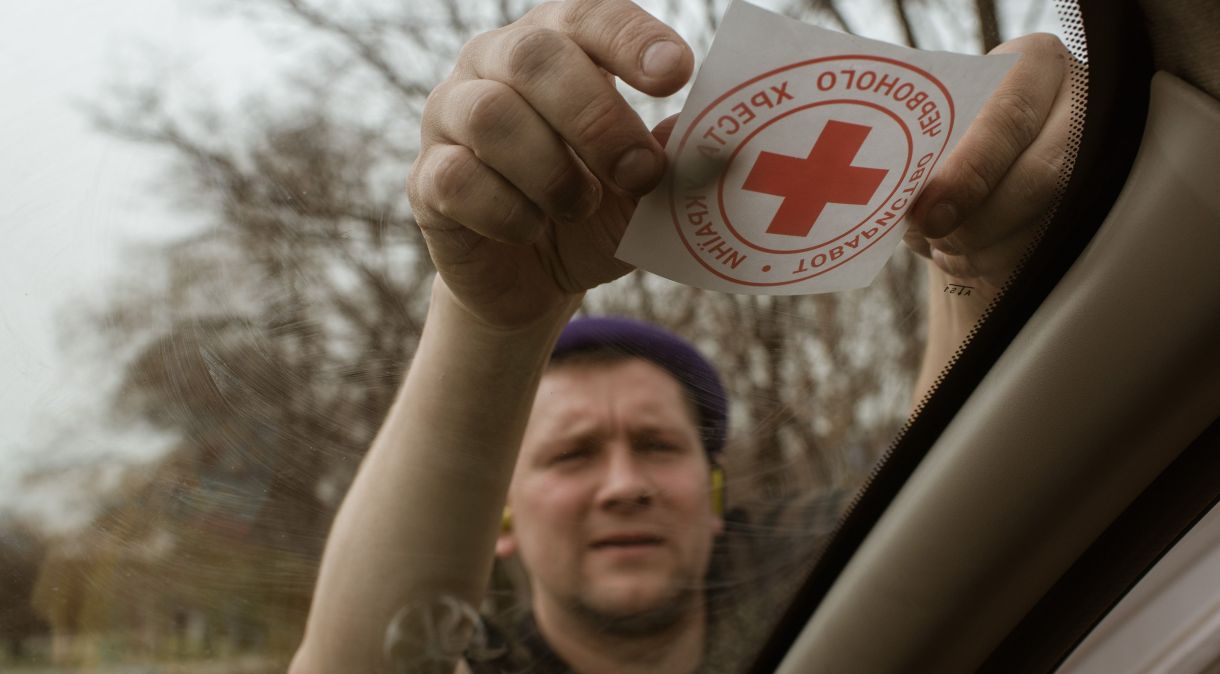 Voluntário que atua em serviços de saúde em conflito na Ucrânia (Photo by Andre Luis Alves/Anadolu Agency via Getty Images)