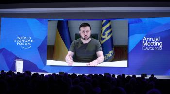 Presidente ucraniano discursou por vídeo no Fórum Econômico Mundial, e pediu proibição total de bancos russos