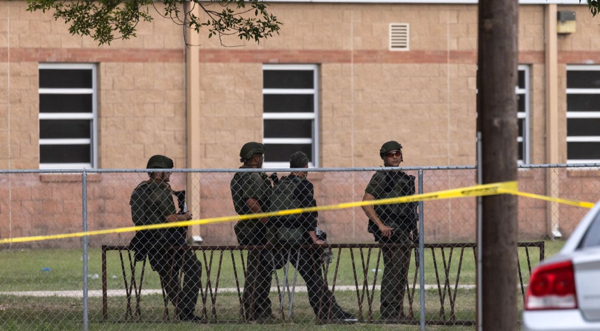 Policiais do Texas fazem o trabalho de investigação após o ataque na Robb Elementary School, no Texas